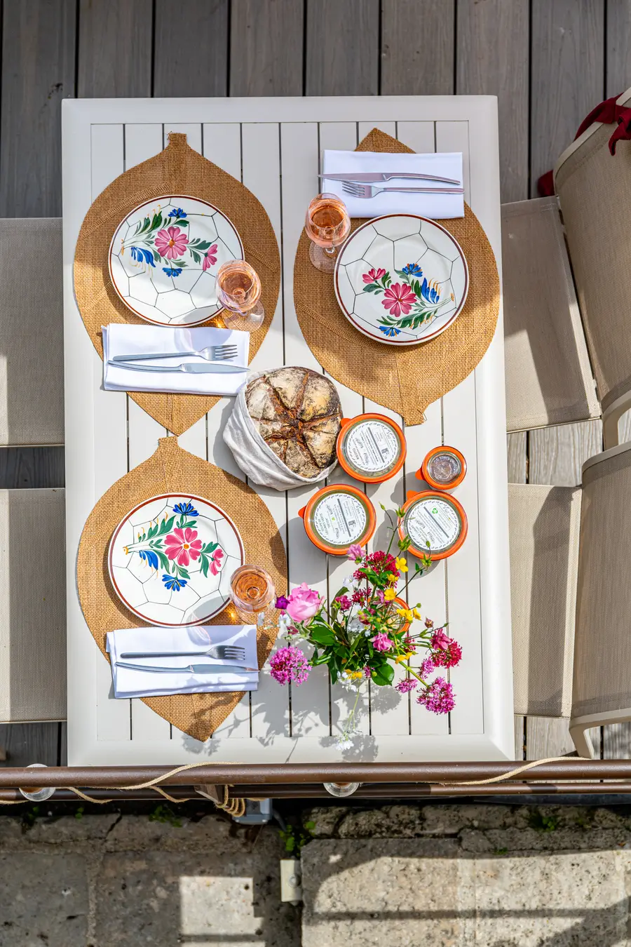Table dressée avec bocaux
